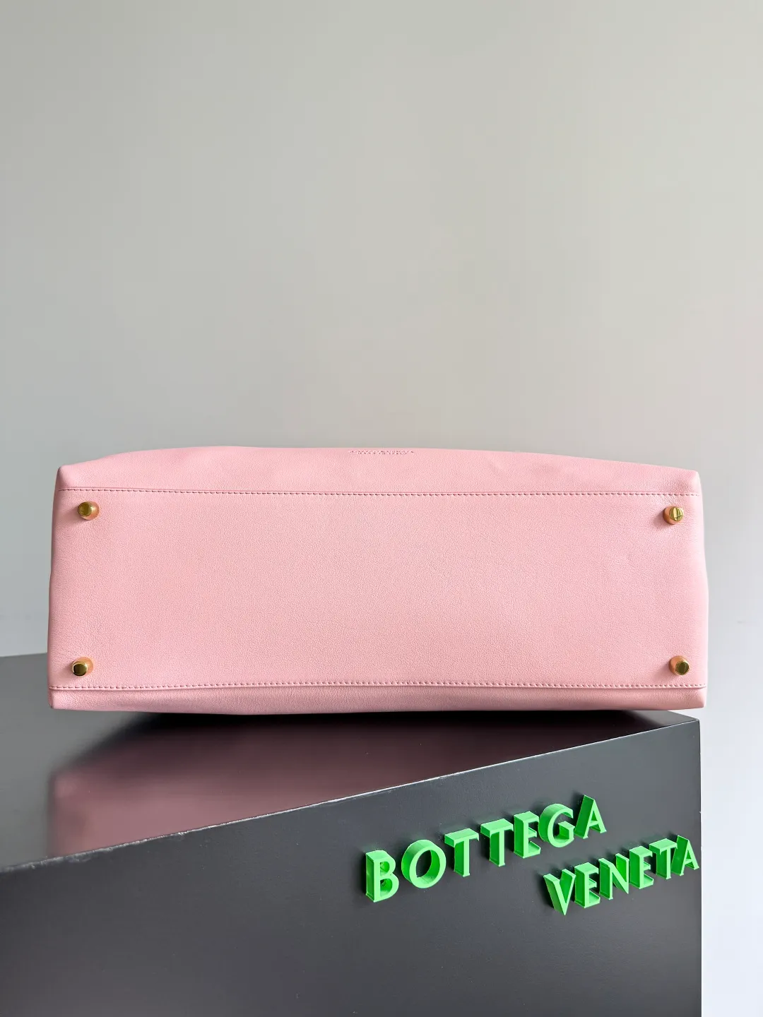 Batch 3160 BottegaVeneta Latest Ciao Ciao Bag Silky cowhide two-way flap handbag with signature twist detail, hidden hook closure, flap can be fastened to the front or attached to the INTRECCIATO woven internal pocket, comes with an adjustable and removable crossbody strap, internal compartment, and also features a zippered pocket. The surprise flap has various shapes. Style 1 - Cover the bag surface, exposing the knot and knot decoration. Style 2 - Place the flap inside the bag. A buckle is also designed. Style 3 - The U-shaped position of the top handle in the hand bag. Style No.: 826195 Size: 42*32*15cm